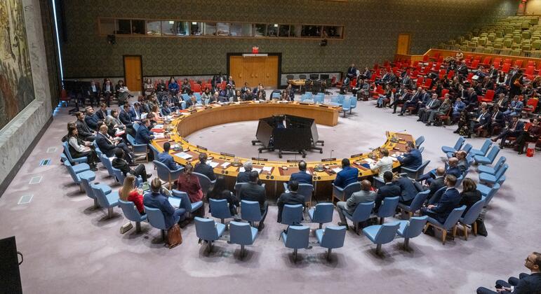 联合国安理会关于维护乌克兰和平与安全的会议全景图。